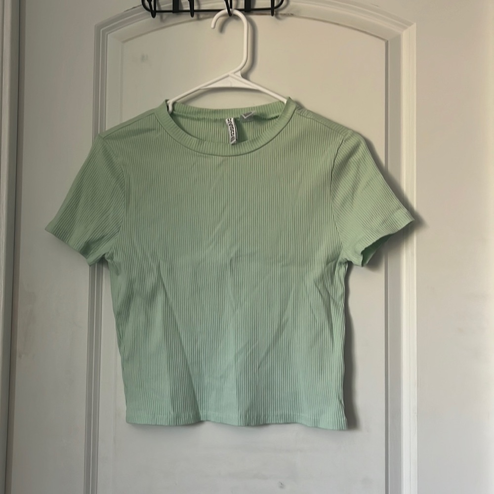 Cropped green T-shirt